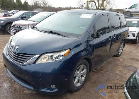 2012 Toyota Sienna Le V6 8 Passenger z USA, uszkodzony, nr VIN 5TDKK3DC9CS221008